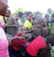 Freudenausbruch nach Brunnenfertigstellung in Mtole, Malawi, jetzt auf YouTube